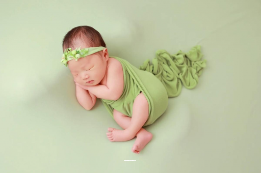 安宁宝宝拍嗝吐奶